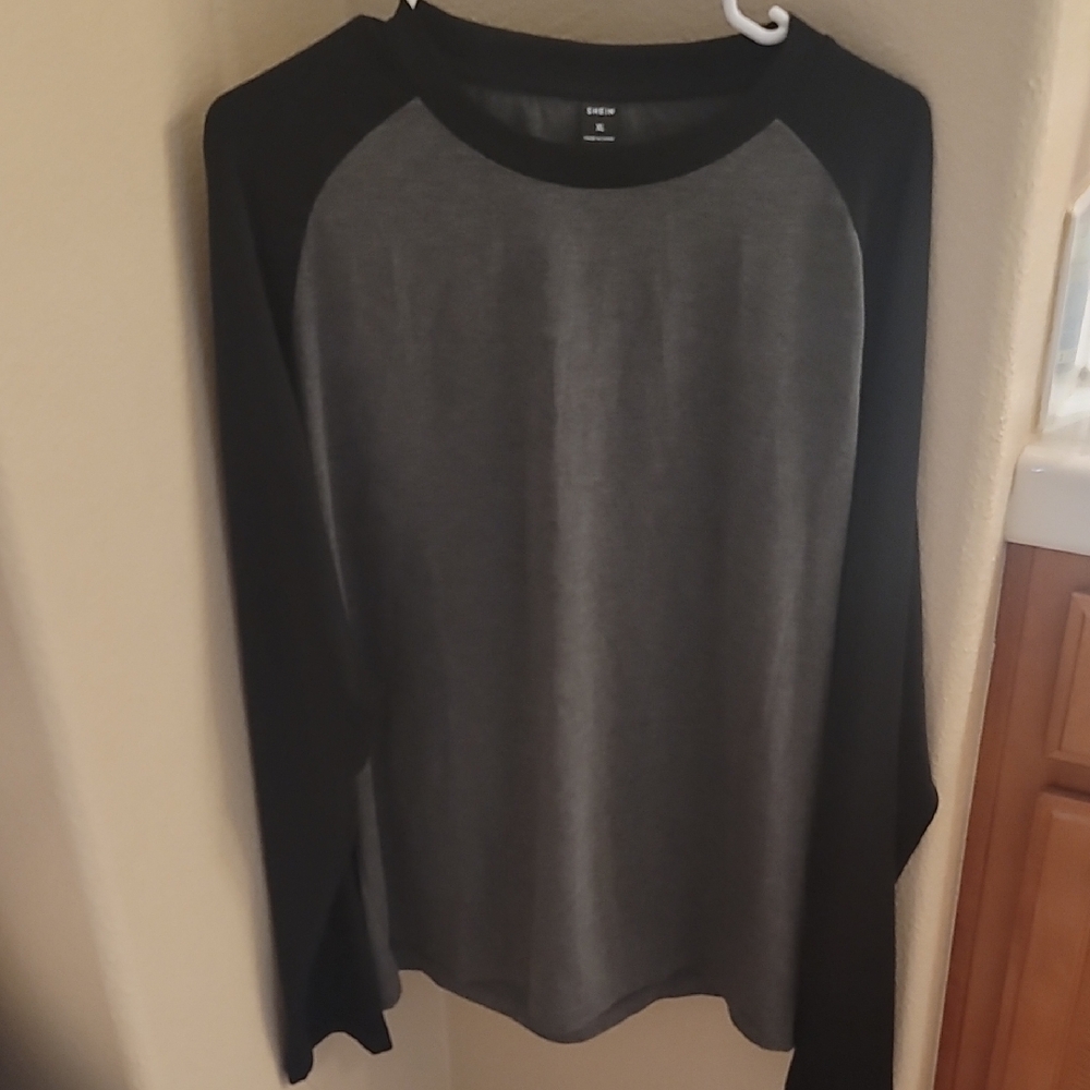 Men's Black and Gray Long Sleeve Tee 🖤🩶